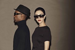 Emmanuelle Khanh couple lunettes tendances solaires