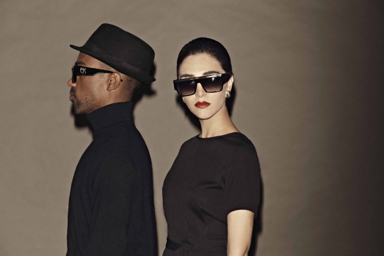 Emmanuelle Khanh couple lunettes tendances solaires